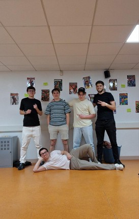 Dans son silence Image