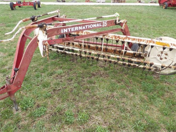 FS25 International Harvester 35 Side Delivery Rake screenshot